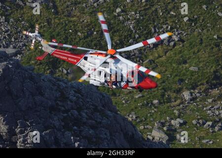 Ein AW189-Hubschrauber der Küstenwache Ihrer Majestät führt eine Bergrettung an der Nordwand von Ben Nevis, schottische Highlands, Großbritannien, durch Stockfoto