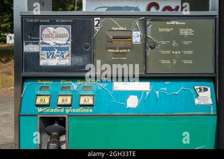 Eine alte Gaspumpe an einer verlassenen Tankstelle in Lowell, Idaho, USA Stockfoto