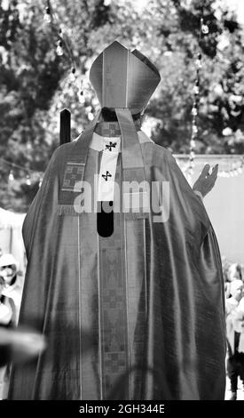 John Wester, der Erzbischof der römisch-katholischen Diözese Santa Fe in New Mexico, begrüßt Besucher auf dem Santa Fe Indian Market in New Mexico. Stockfoto