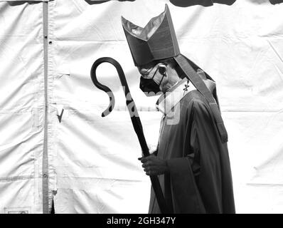 John Wester, der Erzbischof der römisch-katholischen Diözese Santa Fe in New Mexico, trägt eine Covid-Gesichtsmaske und trägt einen Crozier oder Stab. Stockfoto