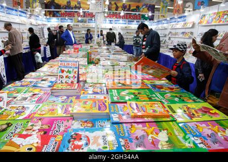 Besucher besichtigen und kaufen die Bücher, die auf einer Buchmesse in Neu-Delhi, Indien, ausgestellt sind. Stockfoto