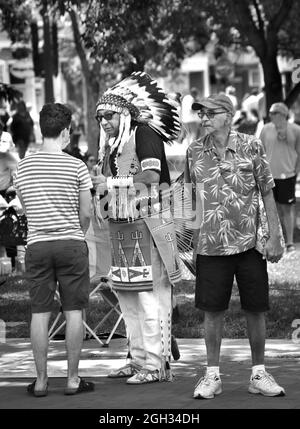 Ein indianischer Mann aus der Ureinwohner in Full Plains-Indianern spricht mit Touristen, die Santa Fe, New Mexico, besuchen. Stockfoto