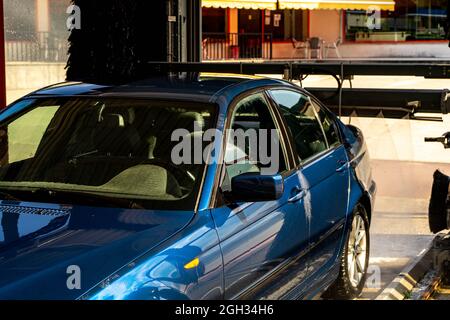 Blaues Auto in einer automatischen Waschanlage Stockfoto