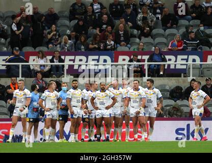 Spieler der Leeds Rhinos reagieren während des Dacia Magic Weekend-Spiels im St James' Park, Newcastle. Bilddatum: Samstag, 4. September 2021. Stockfoto