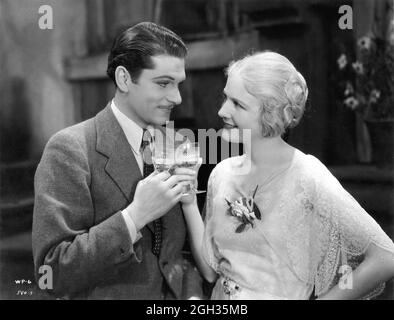 LAURENCE OLIVIER und ANN HARDING in WESTWARD PASSAGE 1932 Regisseur ROBERT MILTON Geschichte Margaret Ayer Barnes Kostümbild Josette De Lima musikalischer Leiter Max Steiner Produzent David O. Selznick RKO Pathe Pictures Stockfoto