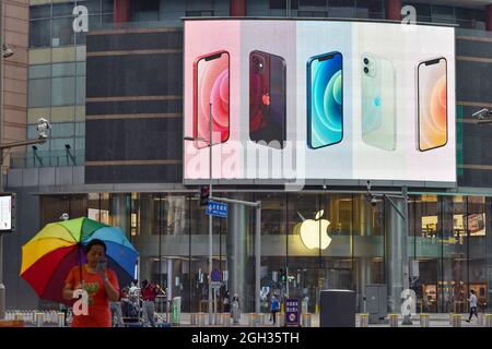 Peking, China. 04. Sep, 2021. IPhone-Smartphones auf einem großen Bildschirm vor dem Apple-Store in der Wangfujing-Straße in Peking gesehen. Kredit: SOPA Images Limited/Alamy Live Nachrichten Stockfoto