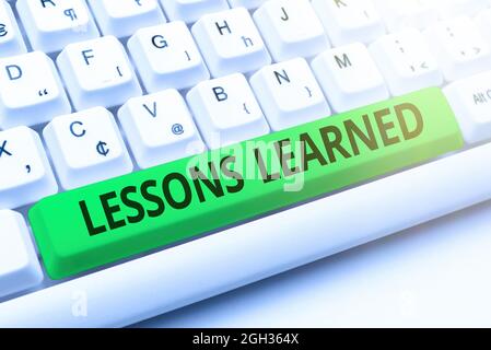 Konzeptionelle Bildunterschrift Lessons Learned. Internet-Konzept das Wissen oder Verständnis durch die Erfahrung, die Schaffung neuer Word-Processing-Programm gewonnen, Fixing Stockfoto