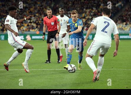 KIEW, UKRAINE - 4. SEPTEMBER 2021 - Mittelfeldspieler Viktor Tsygankov (2. R) aus der Ukraine kontrolliert den Ball während des FIFA World Cup Qatar 2022 Qualifikationsrunde UEFA Gruppe D Spiel gegen Frankreich beim NSC Olimpiyskiy, Kiew, Hauptstadt der Ukraine. Kredit: Ukrinform/Alamy Live Nachrichten Stockfoto