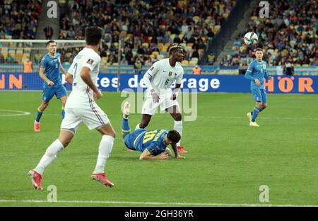 KIEW, UKRAINE - 4. SEPTEMBER 2021 - Mittelfeldspieler Paul Pogba (C) aus Frankreich konzentriert sich auf den Ball während des FIFA World Cup Qatar 2022 Qualifikationsrunde UEFA Gruppe D Spiel gegen die Ukraine im NSC Olimpiyskiy, Kiew, Hauptstadt der Ukraine. Kredit: Ukrinform/Alamy Live Nachrichten Stockfoto