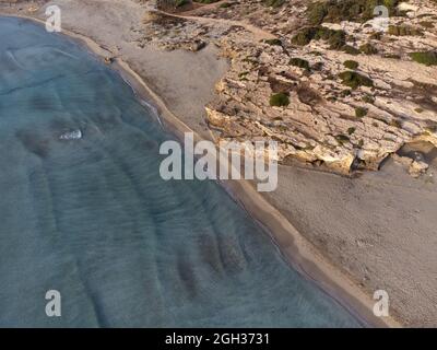 Luftaufnahme der blauen Meereswellen und Sandstrand, Marzamemi, Vendicari, Sizilien, Italien Stockfoto