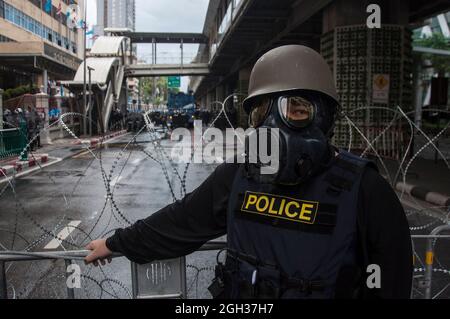Bangkok, Thailand. September 2021. Während der Demonstration steht ein prodemokratischer Protestler mit Gasmaske vor dem Stacheldrahtzaun.Pro-Demokratie-Demonstranten versammelten sich an der Kreuzung Ploenchit, bevor sie die Straße von Sukhumvit entlang marschierten und den Rücktritt von Prayut Chan-O-Cha forderten, Thailands Premierminister über das Versäumnis der Regierung, die COVID-19-Coronavirus-Krise und die Reform der Monarchie zu bewältigen. (Foto von Peerapon Boonyakiat/SOPA Images/Sipa USA) Quelle: SIPA USA/Alamy Live News Stockfoto