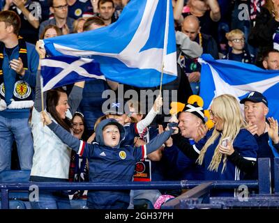 Glasgow, Schottland, Großbritannien. . September 2021. 4. September 2021; Hampden Park, Glasgow, Schottland: FIFA WM 2022 Qualifikationsfußball, Schottland gegen Moldawien: Schottland-Fans werden auf den Tribünen animiert Credit: Action Plus Sports Images/Alamy Live News Stockfoto
