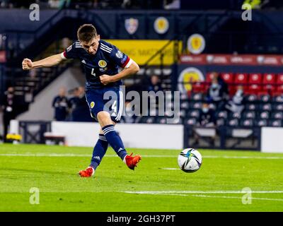 Glasgow, Schottland, Großbritannien. . September 2021. 4. September 2021; Hampden Park, Glasgow, Schottland: FIFA WM 2022 Qualifikationsfußball, Schottland gegen Moldawien: Billy Gilmour aus Schottland setzt seinen Schuss weit Kredit: Action Plus Sports Images/Alamy Live News Stockfoto