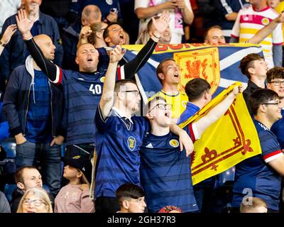 Glasgow, Schottland, Großbritannien. . September 2021. 4. September 2021; Hampden Park, Glasgow, Schottland: FIFA WM 2022 Qualifikationsfußball, Schottland gegen Moldawien: Schottland-Fans werden auf den Tribünen animiert Credit: Action Plus Sports Images/Alamy Live News Stockfoto