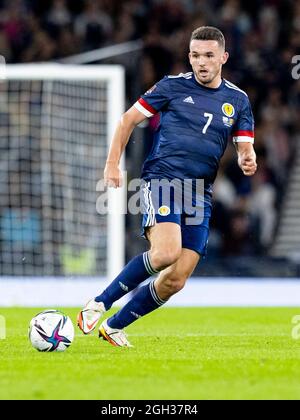 Glasgow, Schottland, Großbritannien. . September 2021. 4. September 2021; Hampden Park, Glasgow, Schottland: FIFA WM 2022 Qualifikationsfußball, Schottland gegen Moldawien: John McGinn aus Schottland spielt den Ball breit Credit: Action Plus Sports Images/Alamy Live News Stockfoto