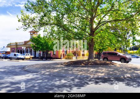 Besucherzentrum und historisches Postgebäude in der ländlichen australischen Stadt Mudgee - Market Street mit großem Ahornbaum. Stockfoto