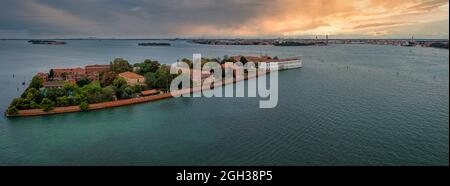 Flug über kleine Inseln in Venedig in der venezianischen Lagune. Stockfoto