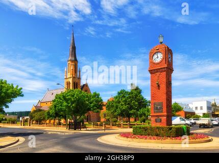 Ein Wahrzeichen ist der Ziegelturm an der Kreuzung in der ländlichen Regionalstadt Mudgee im australischen Outback. Stockfoto