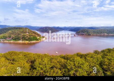 Dangar Island zur Eisenbahnbrücke über den Hawkesbury River - landschaftlich reizvolle Aussicht. Stockfoto