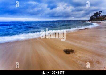 Chinamans Beach an der Jervis Bay in Australien - malerische Sonnenuntergangs-Seestücke in der Nähe des Dorfes Hyams. Stockfoto