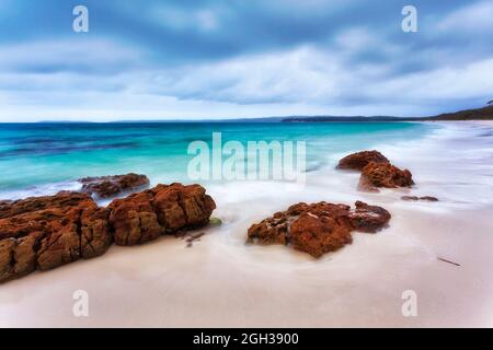 Weißer Sand am Jervise Bay Hyams Beach an der australischen pazifikküste - paradiesisches Urlaubsziel für Erholung. Stockfoto