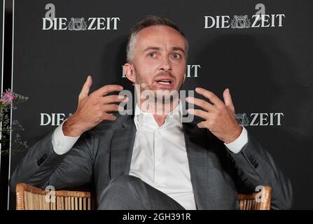 04. September 2021, Hamburg: Jan Böhmermann, Entertainer und Satiriker, spricht bei der Veranstaltung 'das Triell: Jan Böhmermann, Markus Lanz und Giovanni di Lorenzo über die Macht und Ohnmacht des politischen Journalismus' in der Michel (Hauptkirche Sankt Michaelis). Die lange Nacht der "Zeit", die Wochenzeitung "die Zeit", lud anlässlich ihres 75. Geburtstages zur Langen Nacht der "Zeit" 2021 ein. Auf zehn verschiedenen Veranstaltungen trafen sich Zeit-Autoren auf speziellen Bühnen - vor Ort und per Livestream - in ganz Hamburg mit Persönlichkeiten aus Wissenschaft und Kultur, Wirtschaft und Politik. Foto: Georg Wendt/dpa Stockfoto