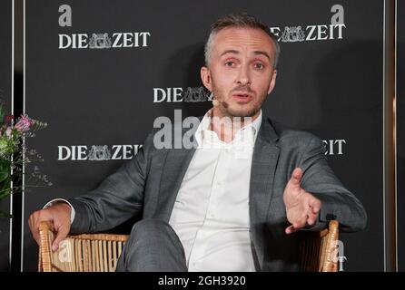 04. September 2021, Hamburg: Jan Böhmermann, Entertainer und Satiriker, spricht bei der Veranstaltung 'das Triell: Jan Böhmermann, Markus Lanz und Giovanni di Lorenzo über die Macht und Ohnmacht des politischen Journalismus' in der Michel (Hauptkirche Sankt Michaelis). Die lange Nacht der "Zeit", die Wochenzeitung "die Zeit", lud anlässlich ihres 75. Geburtstages zur Langen Nacht der "Zeit" 2021 ein. Auf zehn verschiedenen Veranstaltungen trafen sich Zeit-Autoren auf speziellen Bühnen - vor Ort und per Livestream - in ganz Hamburg mit Persönlichkeiten aus Wissenschaft und Kultur, Wirtschaft und Politik. Foto: Georg Wendt/dpa Stockfoto