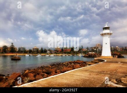 Leuchtturm am Eingang zum Wollongong Stadthafen an der Südküste von NSW, Australien. Stockfoto