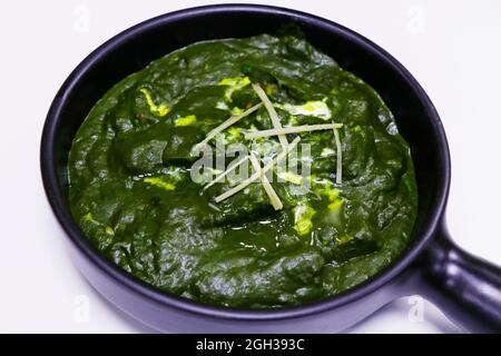 Palak Paneer isoliert, indischer Quark und Spinat-Urgericht Stockfoto