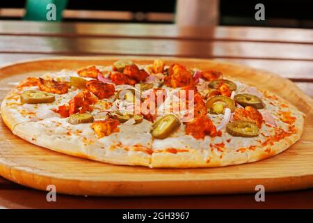 Würzige Hähnchenpizza, gewürzte Hähnchenwürfel und Mozzarella-Käse-Kombination auf Fladenbrot, italienische Küche Stockfoto