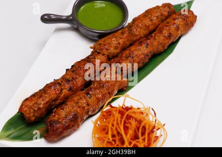 Lamm- oder Hammelsekh Kebab (Hackfleisch Hammelfleisch Spieß) serviert mit Minze Chutney, indische Street Food Stockfoto