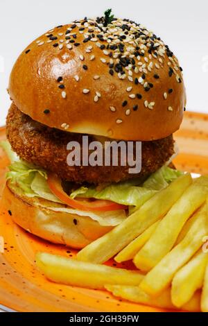 Rinderburger mit pommes auf einem Teller Stockfoto