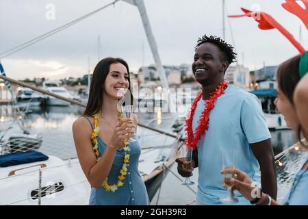 Multirassische Freunde feiern zusammen und toasten Champagner auf einem Boot Stockfoto