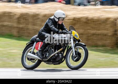 Vintage Norton Motorrad beim Goodwood Festival of Speed Autorennen Event 2014, Rennen auf der Hill Climb Track Stockfoto