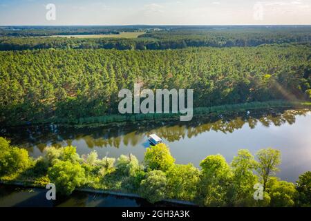 hausboot auf einem See am Wald Stockfoto