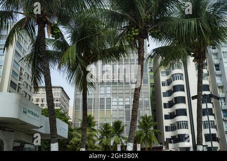 Der Arbeiter malt die Fassade eines erstklassigen Wohngebäudes an der Atlantic Avenue am Strand von der Küste der Küste. Stockfoto