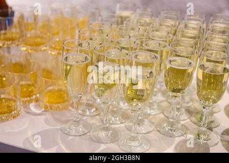 Viele Gläser mit Champagner auf dem Buffettisch. Alkoholcocktail an der Bar Stockfoto