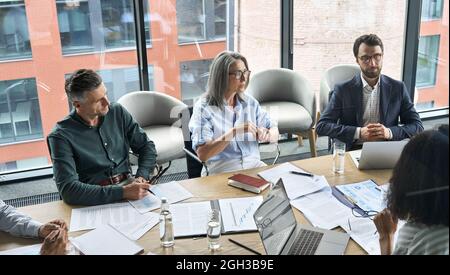 Die Mitarbeiter des Executive Business Teams besprechen das Projekt bei der Besprechung im Vorstandszimmer. Stockfoto