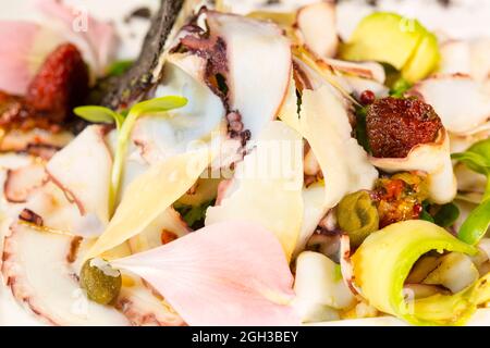 Salat aus Avocado mit Oktopus und Parmesan. Stockfoto