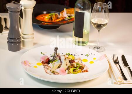 Salat aus Avocado mit Oktopus und Parmesan. Stockfoto