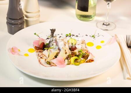 Salat aus Avocado mit Oktopus und Parmesan. Stockfoto