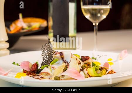 Salat aus Avocado mit Oktopus und Parmesan. Stockfoto