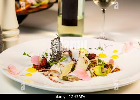 Salat aus Avocado mit Oktopus und Parmesan. Stockfoto