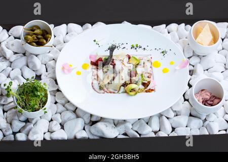 Salat aus Avocado mit Oktopus und Parmesan. Stockfoto