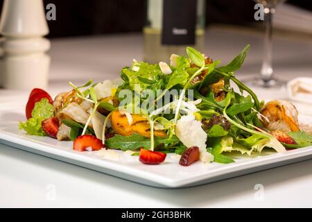 Shrimp-Salat, Mango, gegrillte Pfirsiche und Erdbeeren Stockfoto