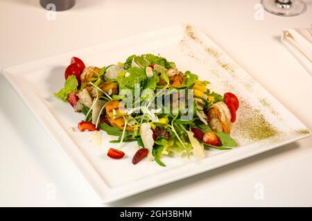 Shrimp-Salat, Mango, gegrillte Pfirsiche und Erdbeeren Stockfoto