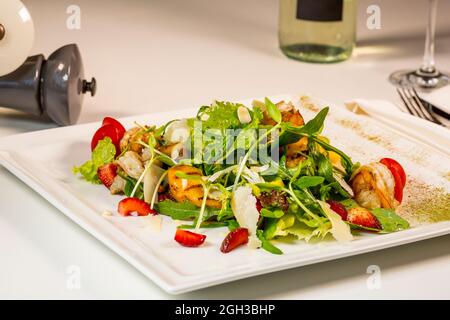 Shrimp-Salat, Mango, gegrillte Pfirsiche und Erdbeeren Stockfoto