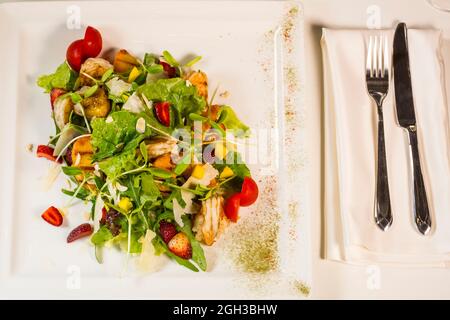 Shrimp-Salat, Mango, gegrillte Pfirsiche und Erdbeeren Stockfoto