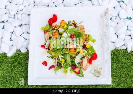 Shrimp-Salat, Mango, gegrillte Pfirsiche und Erdbeeren Stockfoto