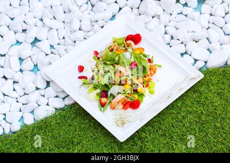 Shrimp-Salat, Mango, gegrillte Pfirsiche und Erdbeeren Stockfoto